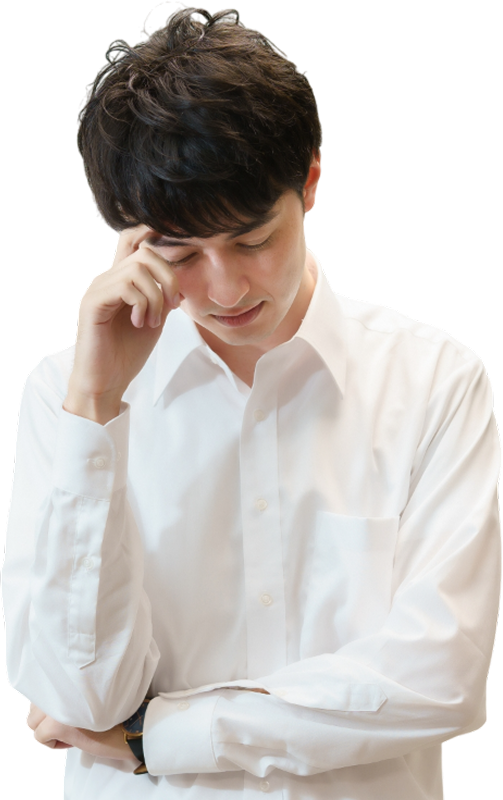 うつむいて疲れた表情で考え込んでいる男性の写真