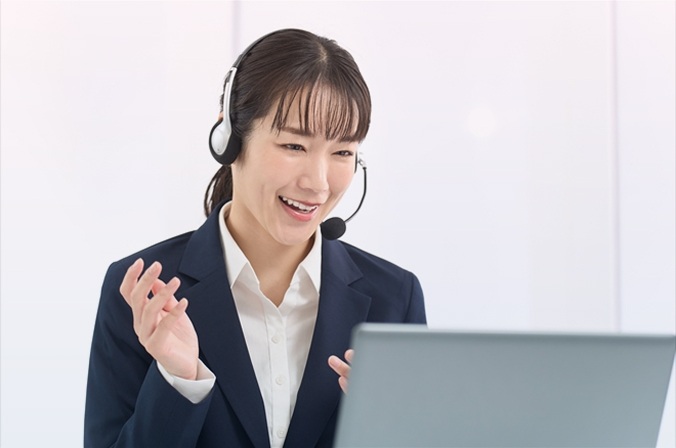 オンラインでのマッチングサポートをしている女性の写真