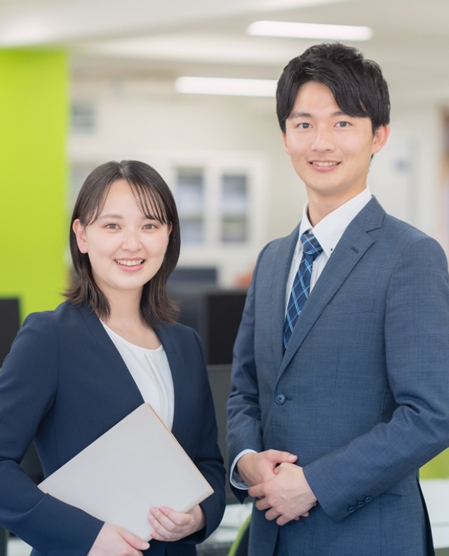 頼もしい笑顔でこちらを見つめているスーツ姿の男女