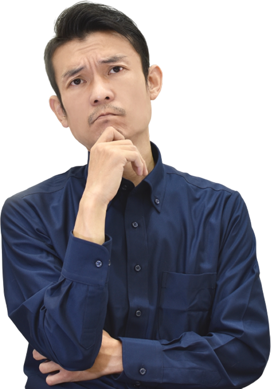 顎に手をあて、眉間にしわを寄せて悩んでいる男性の写真